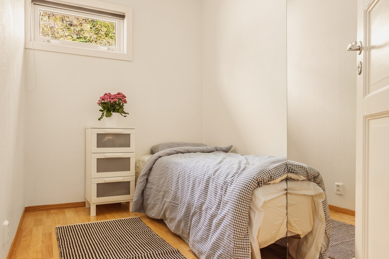 - Rommet måler 5 m² og blir i dag brukt som et ekstra soverom, men tilfredsstiller ikke krav til soverom - Galleribilde