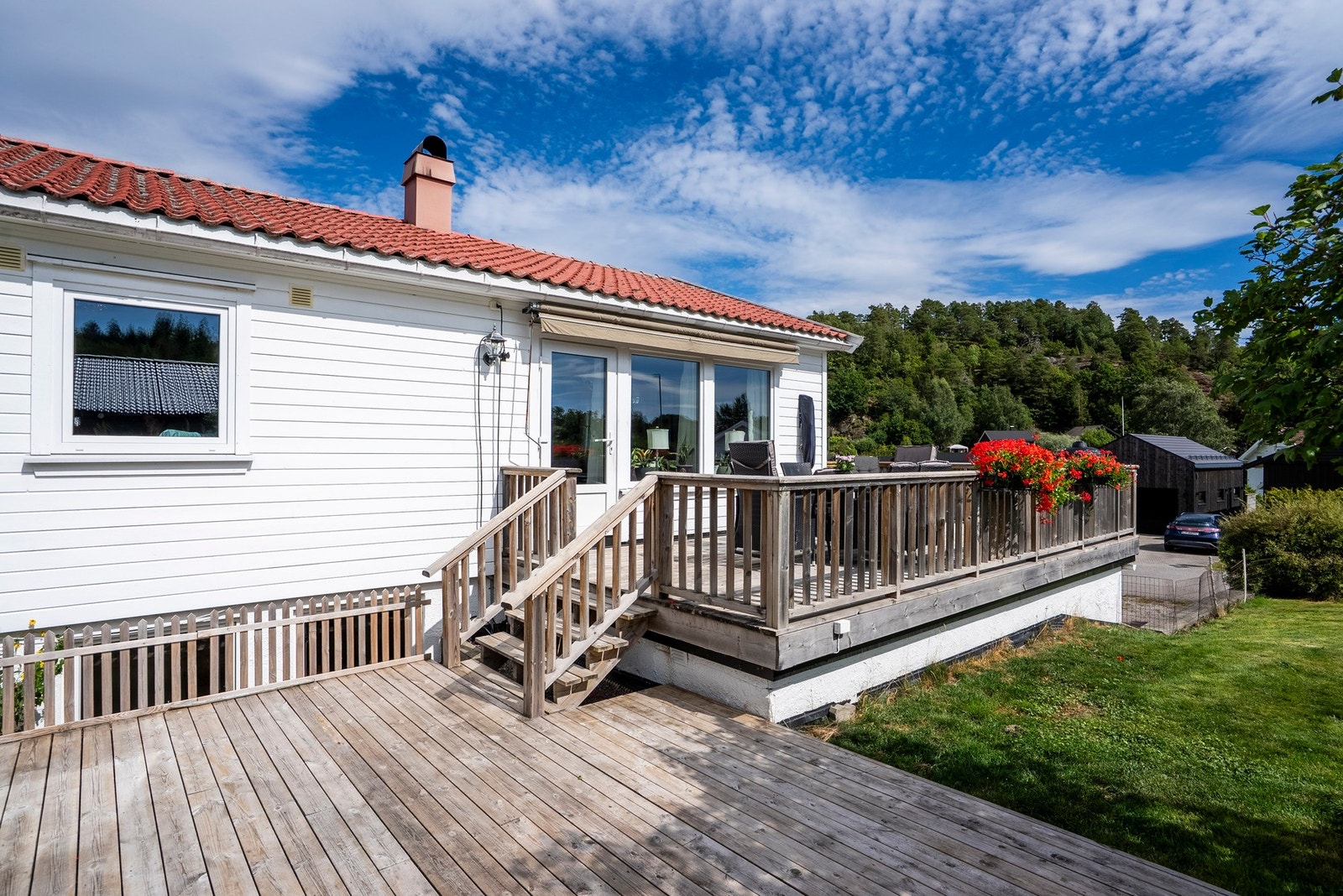 Fra stuen har du enkel tilgang til en hyggelig terrasse med trapp videre ned til markterrassen. De ulike nivåene gir flere soner og gode muligheter for variert bruk Galleribilde