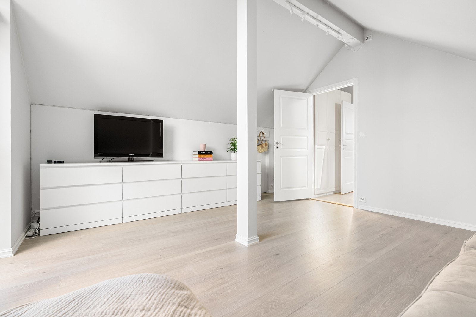 Perfekt som TV-stue, ungdomsavdeling eller et ekstra oppholdsrom Galleribilde