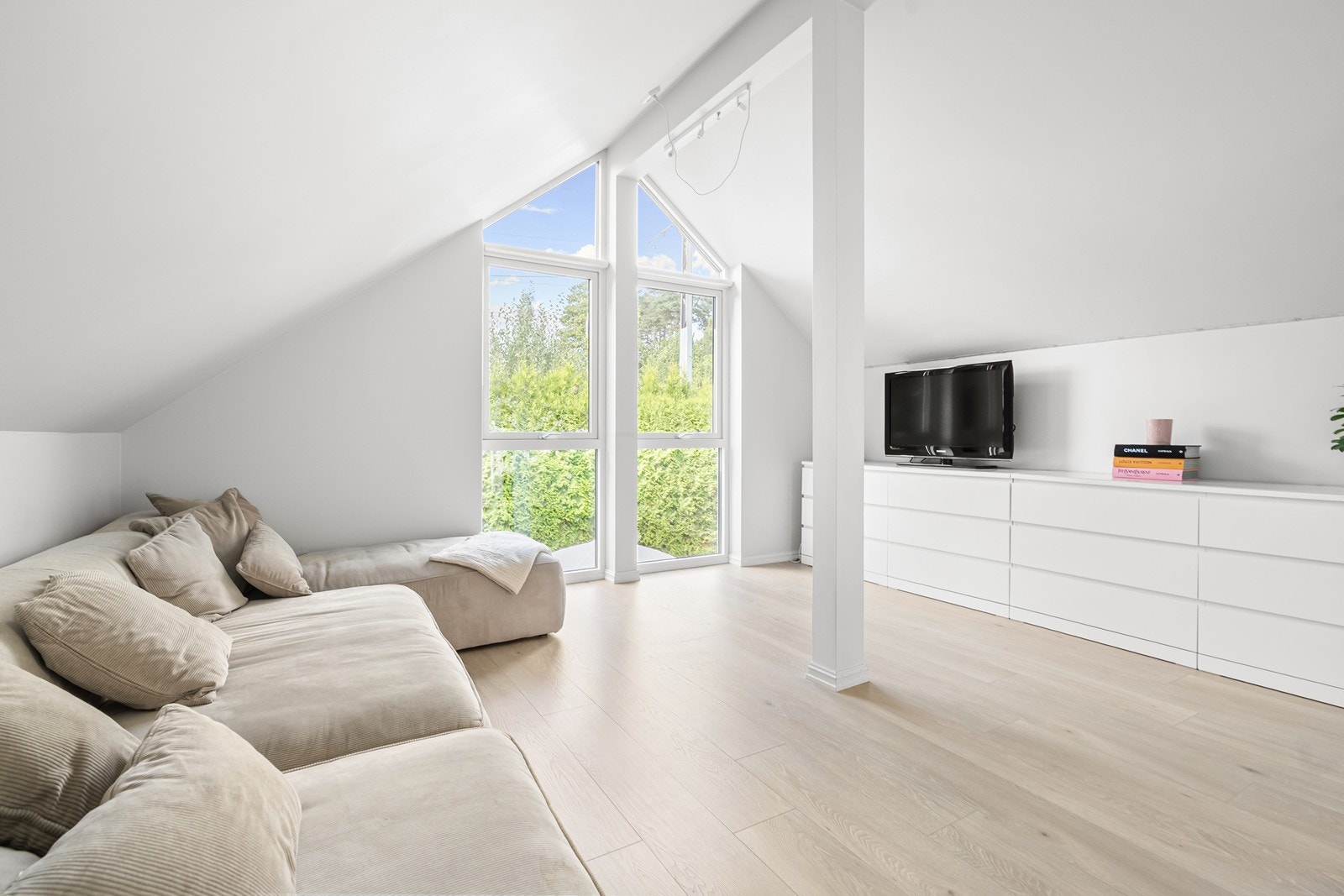 Loftstue med flotte vindusflater og mange bruksmuligheter. Galleribilde