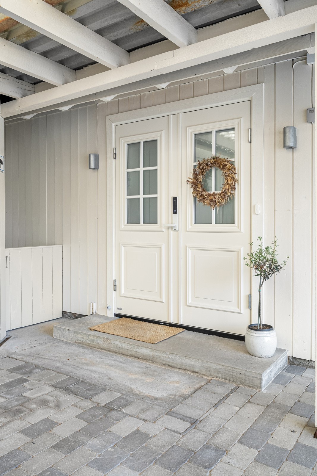 Overbygd inngangsparti fra carporten gir tørrskodd adkomst til hjemmet. Galleribilde