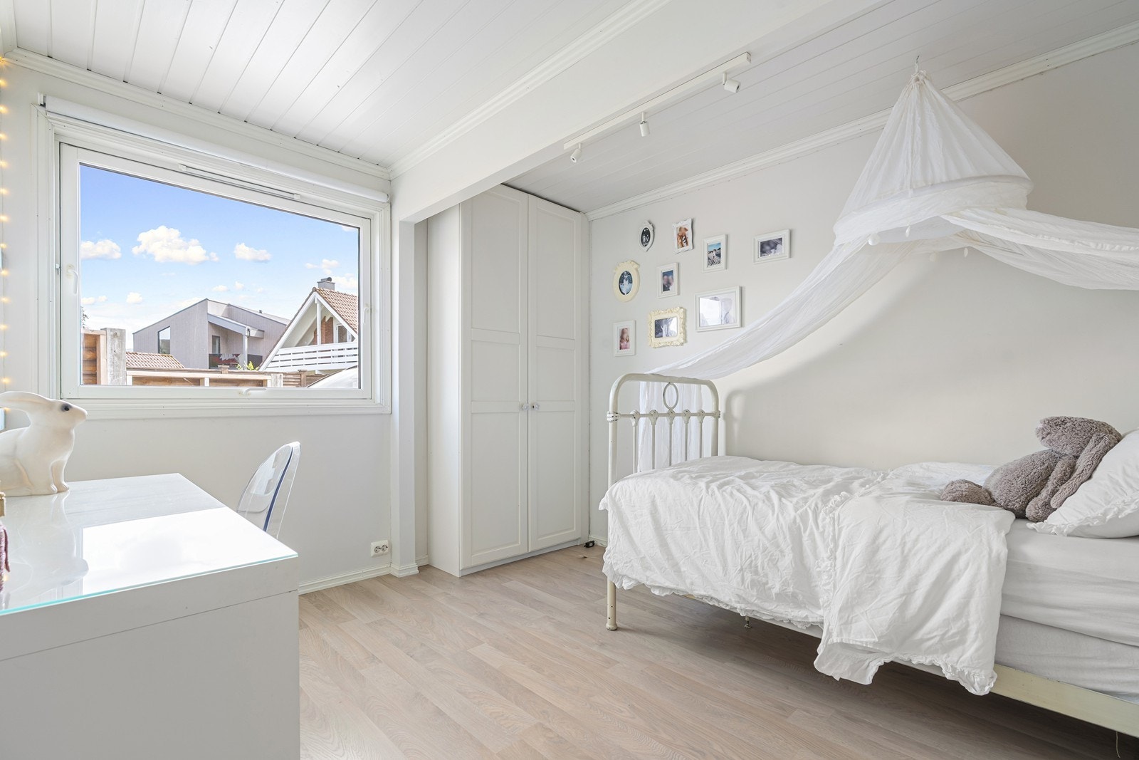 Romslig soverom med god plass til ønsket møblering Galleribilde