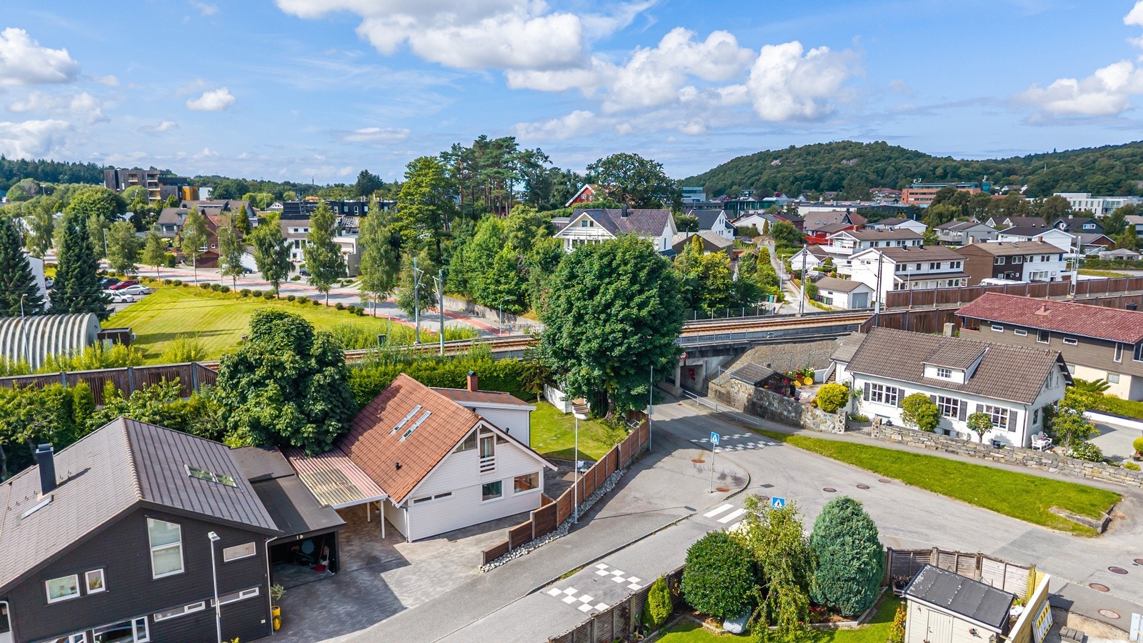 Kollektivtilbudet er meget godt med bussholdeplass i kort gangavstand og Gausel stasjon omtrent 12 minutters gange fra boligen. Galleribilde