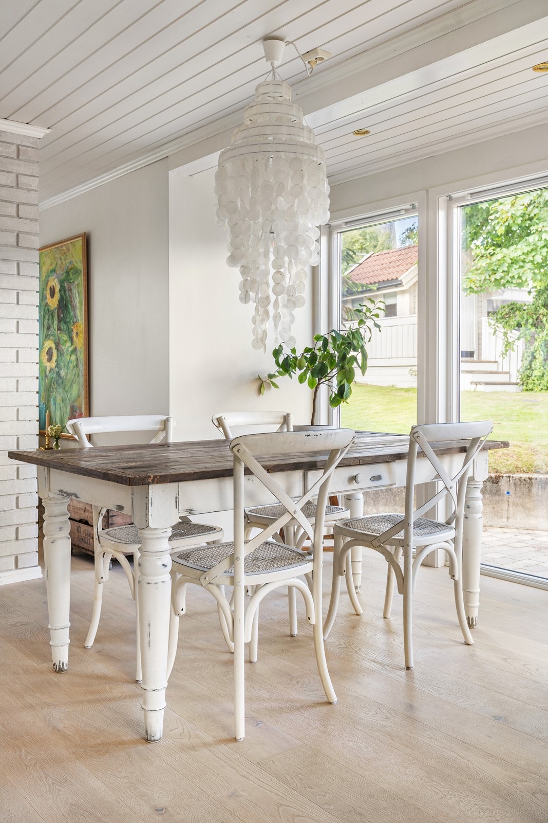 God plass til å dekke langbord når anledningen byr seg, eller innrede med et hyggelig frokostbord til hverdags. Galleribilde