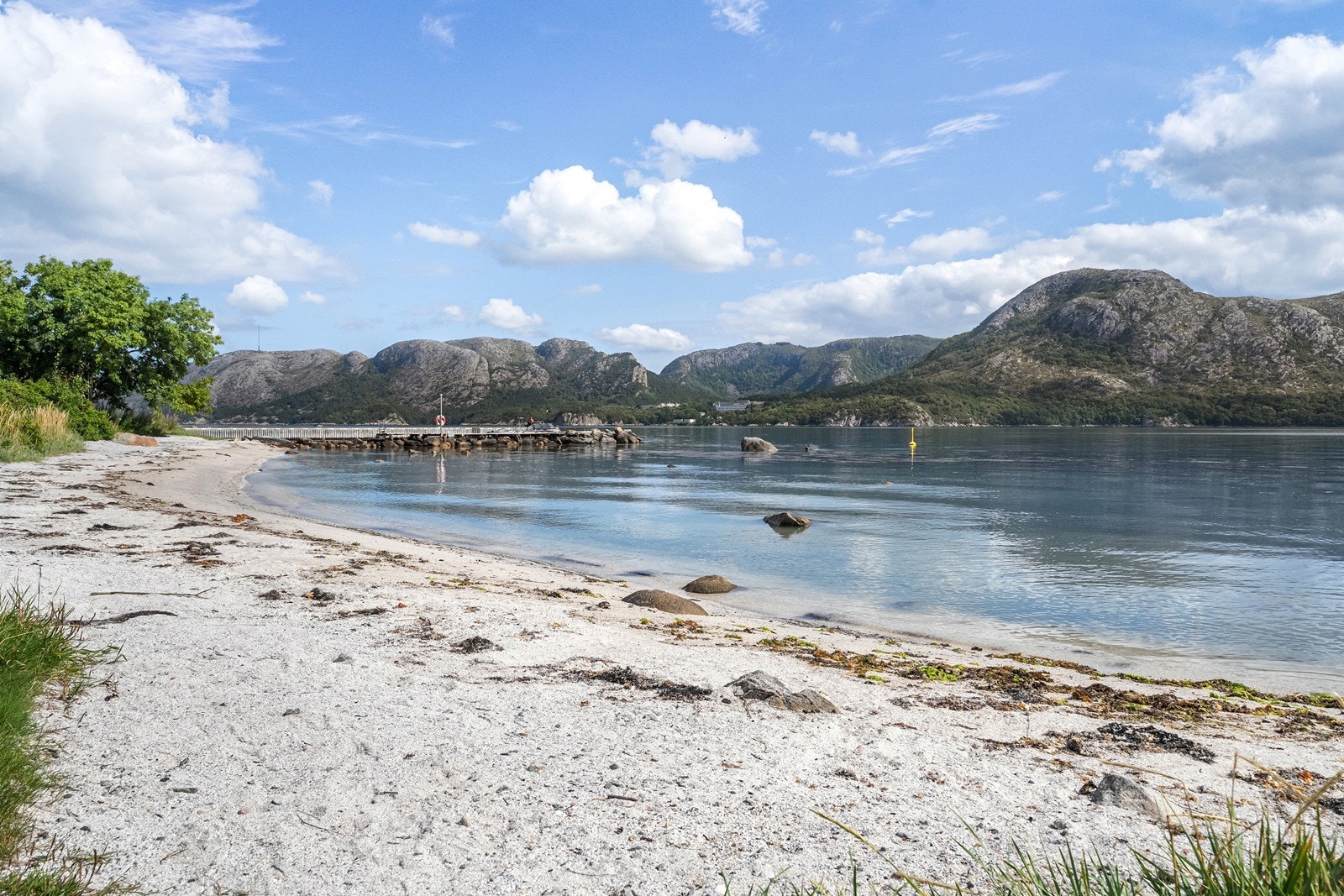 Her bor du kun få minutter fra sjøen, med svært kort vei til både strand og flotte badeplasser. Galleribilde