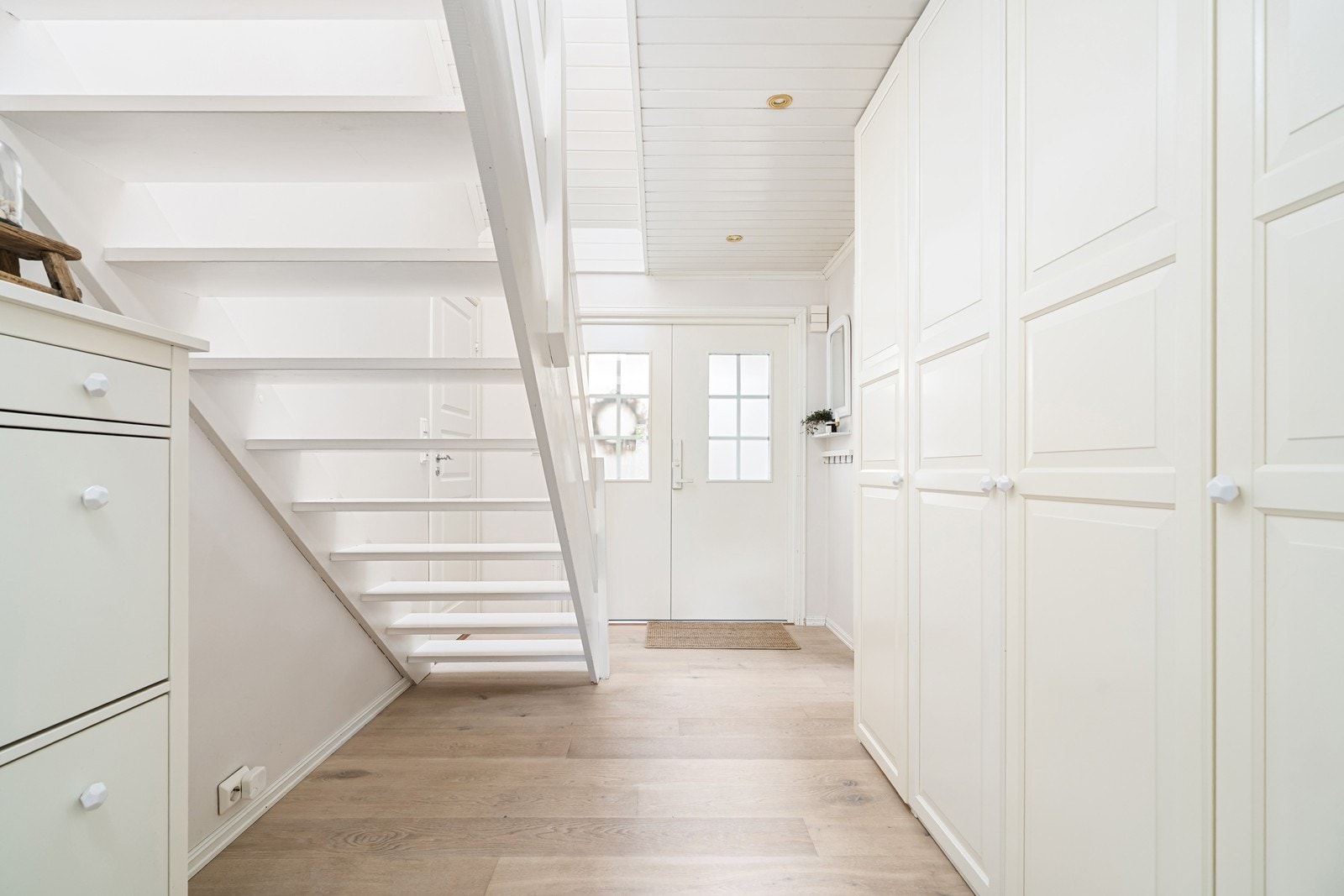 Romslig entre med gode oppbevaringsmuligheter Galleribilde