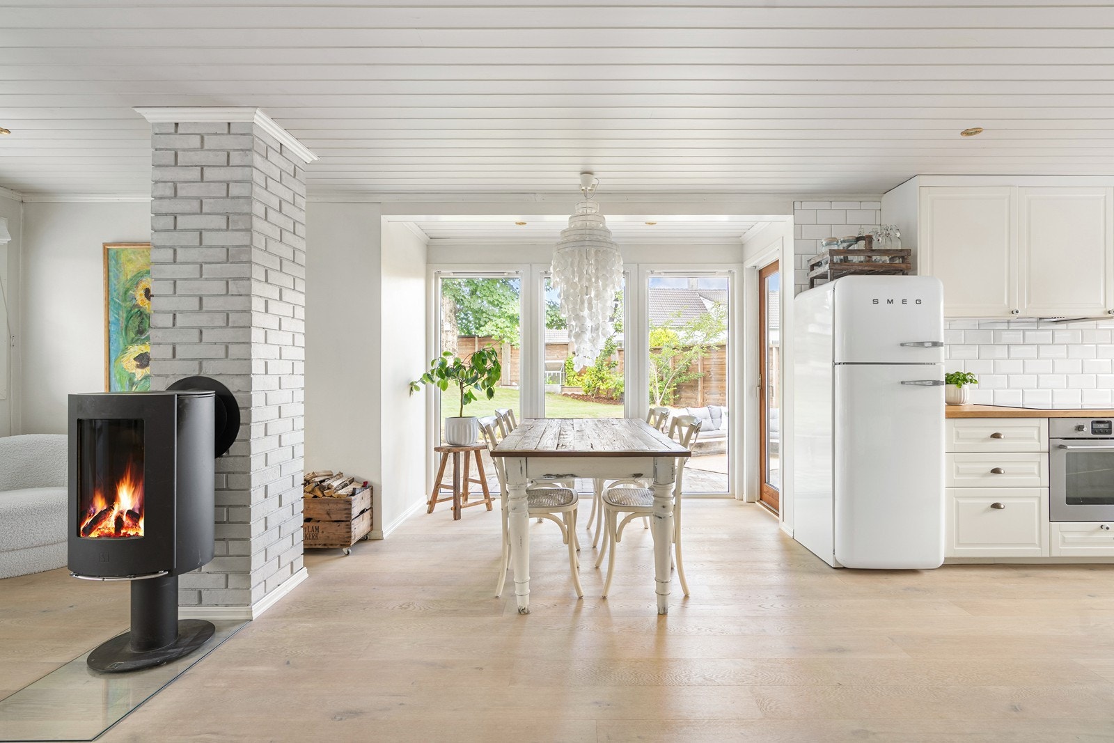 God plass til stort spisebord, også her er det utgang til uteområdet. Galleribilde