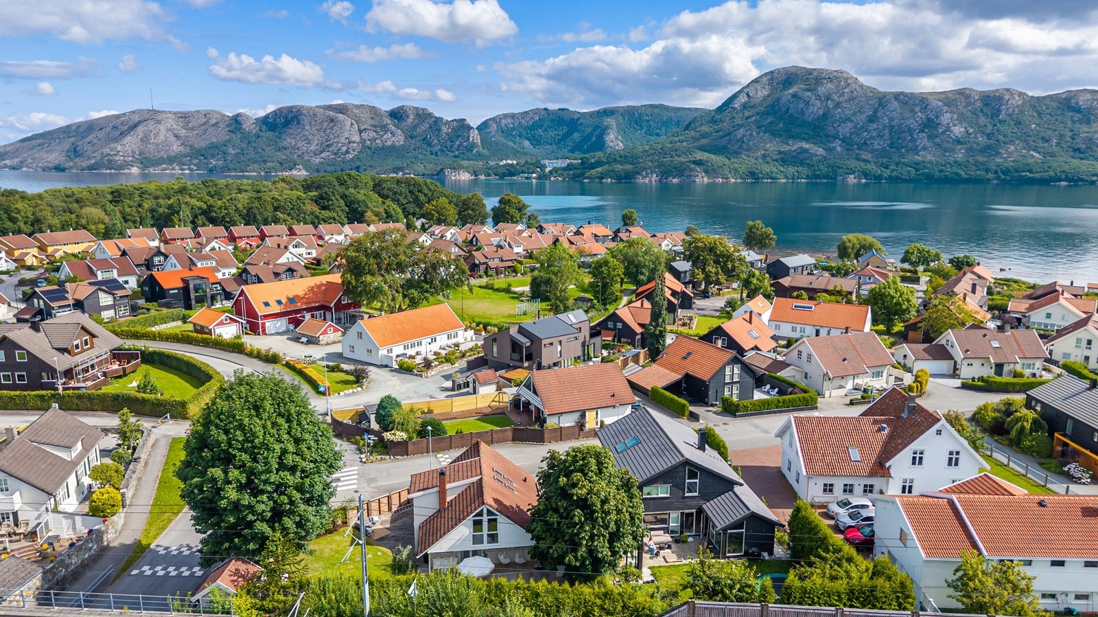 Rolige omgivelser med umiddelbar nærhet til flotte turområder, samtidig som arbeidsplasser, servicetilbud og gode kommunikasjoner er lett tilgjengelige. Galleribilde