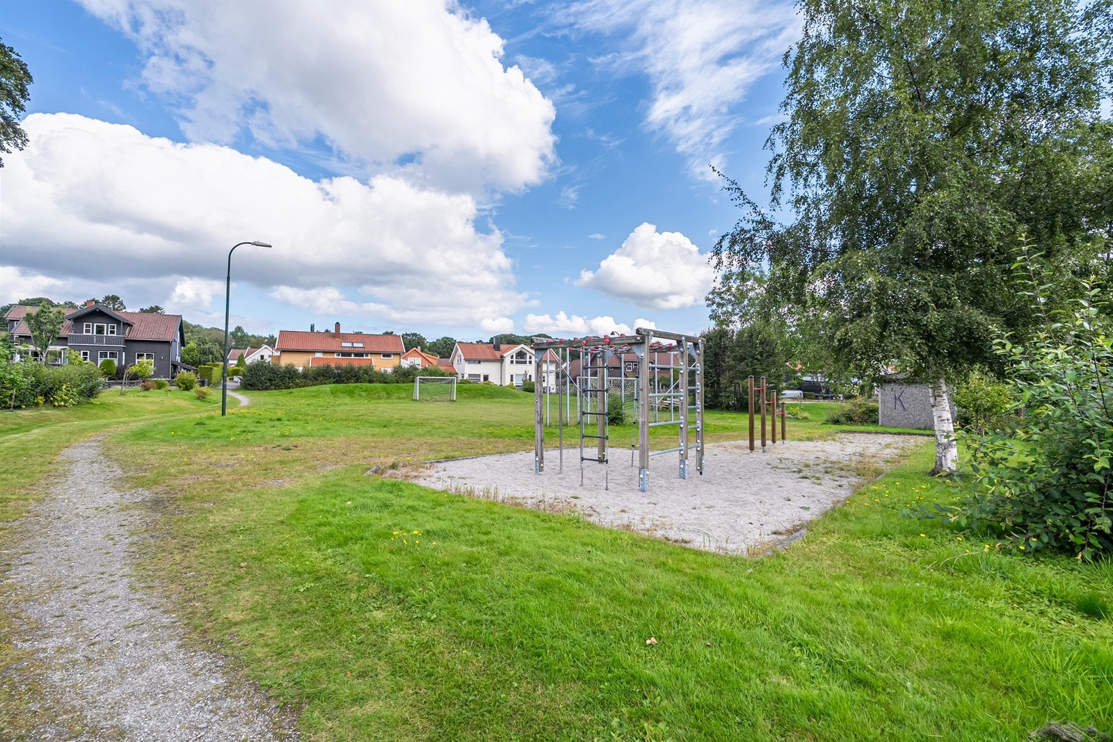 I nærområdet finnes flere leke- og aktivitetsmuligheter, og barna har gode arenaer for lek og sosialt samvær. Galleribilde