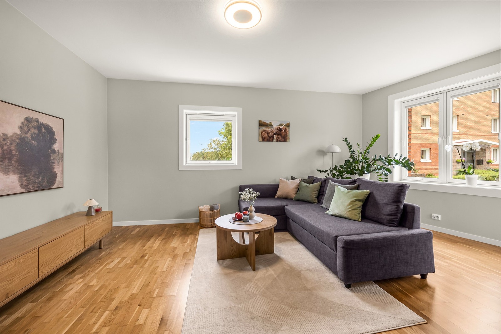 Store vinduer som slipper inn rikelig med naturlig lys. Galleribilde