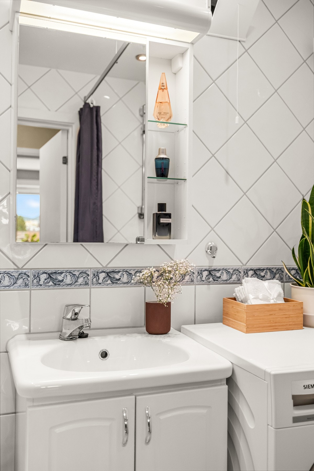 Badet har vegghengt servant på servantskap og vegghengt speilskap. Galleribilde