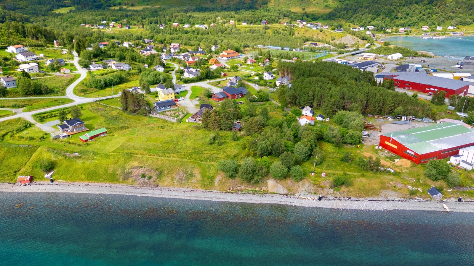 Furuflaten ligger ved innløpet til Lyngsdalen, med et variert tilbud av turmuligheter rett i nærområdet.