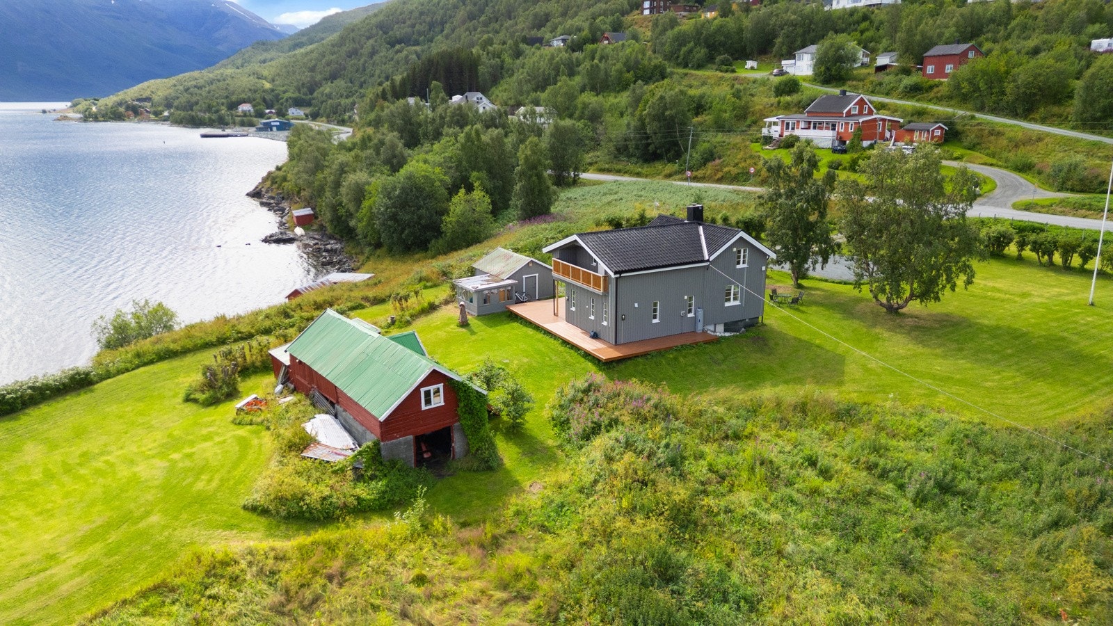 Eiendommen har en stor og pent opparbeidet tomt med en naturskjønn beliggenhet, omgitt av både hav og fjell.