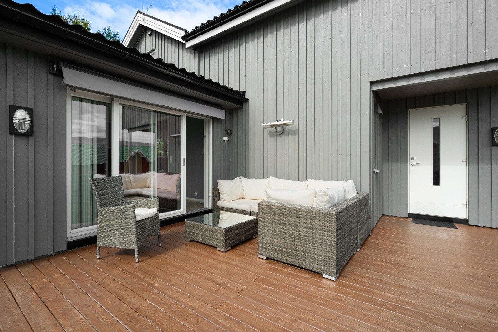 Fra stuen er det direkte utgang til en langstrakt terrasse med god plass til ønsket utemøblement og innbyr til både avslapning og hyggelige måltider utendørs.