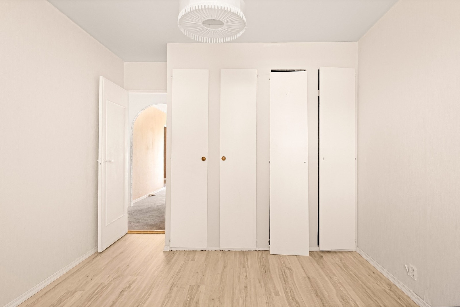 Hovedsoverom av god størrelse. Vegg i vegg med klesskapet her er det lille rommet i stuen. Dette kan man gjøre om til et walk-in-closet ved å åpne mot soverom og stenge ved stuen. Galleribilde