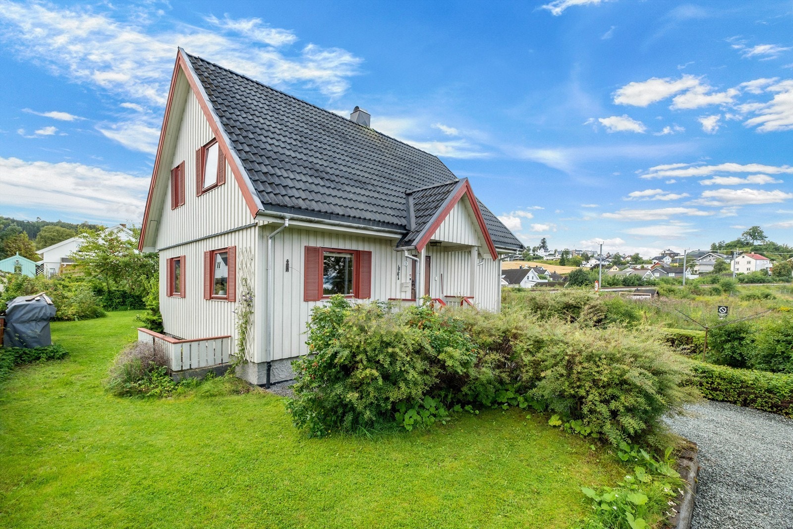 Området byr på et godt utvalg av dagligvarebutikker, servicetilbud og øvrige fasiliteter. På Grilstadporten finner du blant annet dagligvarehandel, apotek, frisør, treningssenter og andre servicetilbud. Grilstad Marina ligger også i nærheten. Galleribilde