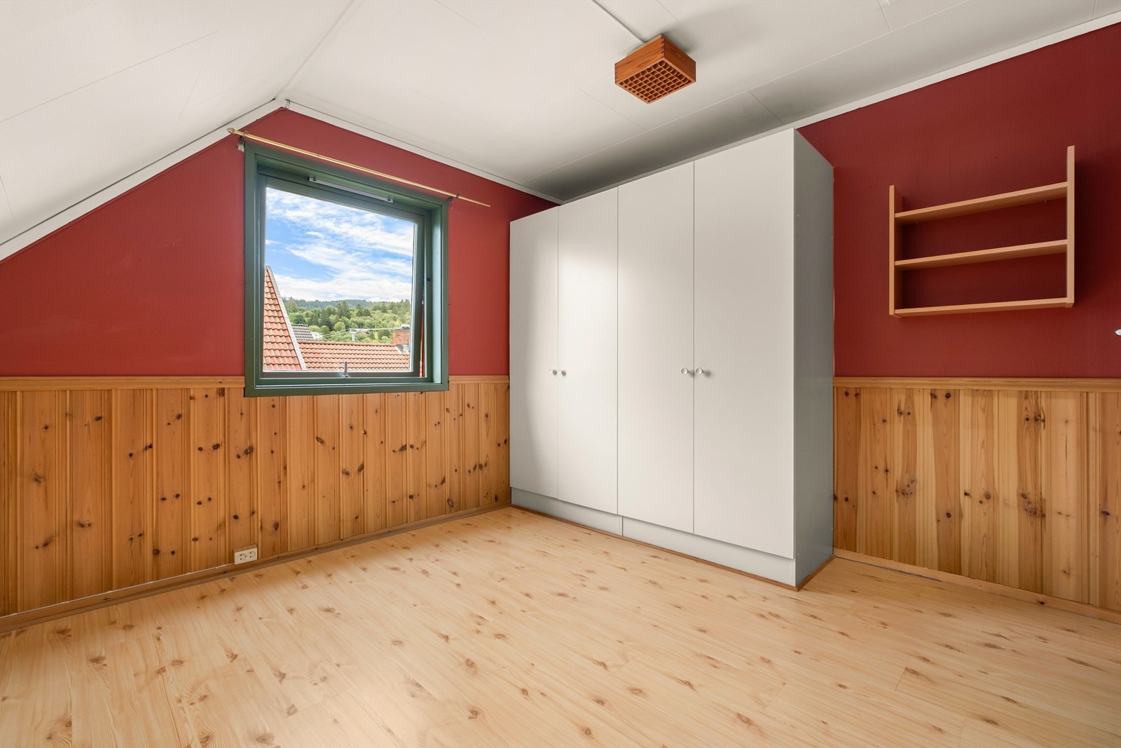 Boligen har tre soverom i loftsetasjen, og dette måler 11 kvm og har plass til garderobe, dobbeltseng av ønsket størrelse og nattbord. Galleribilde