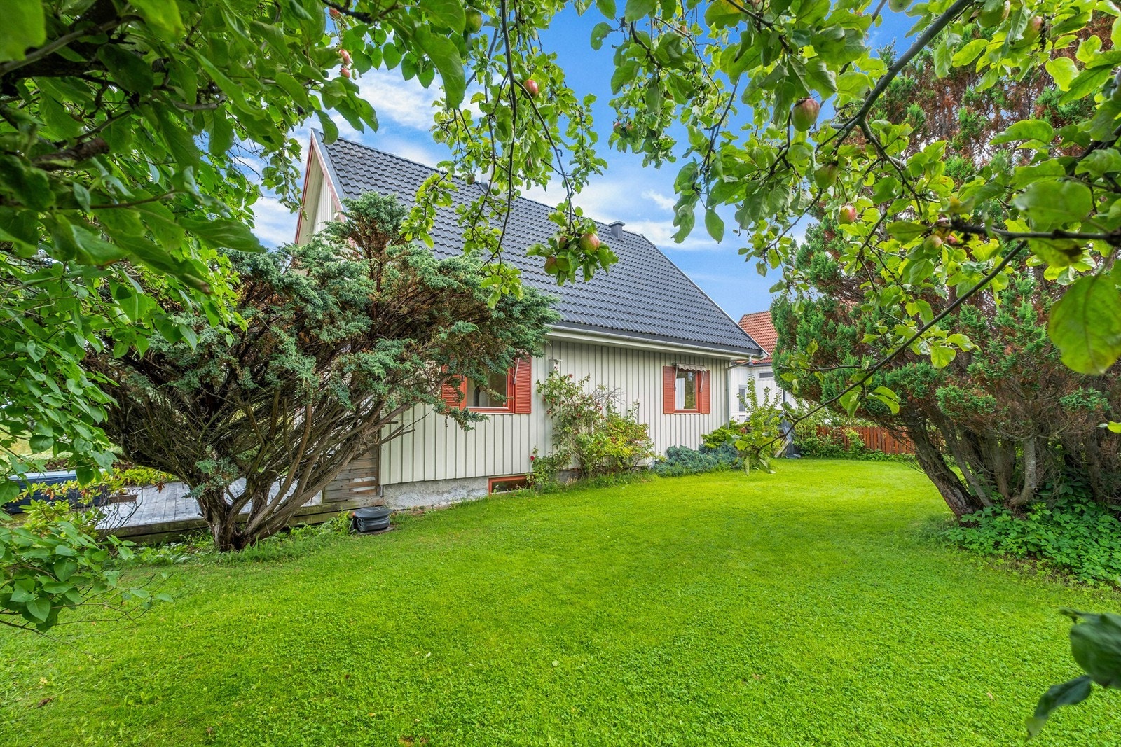 Grytbakkstranda ligger i et rolig og naturskjønt område helt ved sjøen, hvor du får en tilbaketrukket beliggenhet samtidig som du har kort vei til både sentrum, butikker og øvrige servicetilbud. Galleribilde