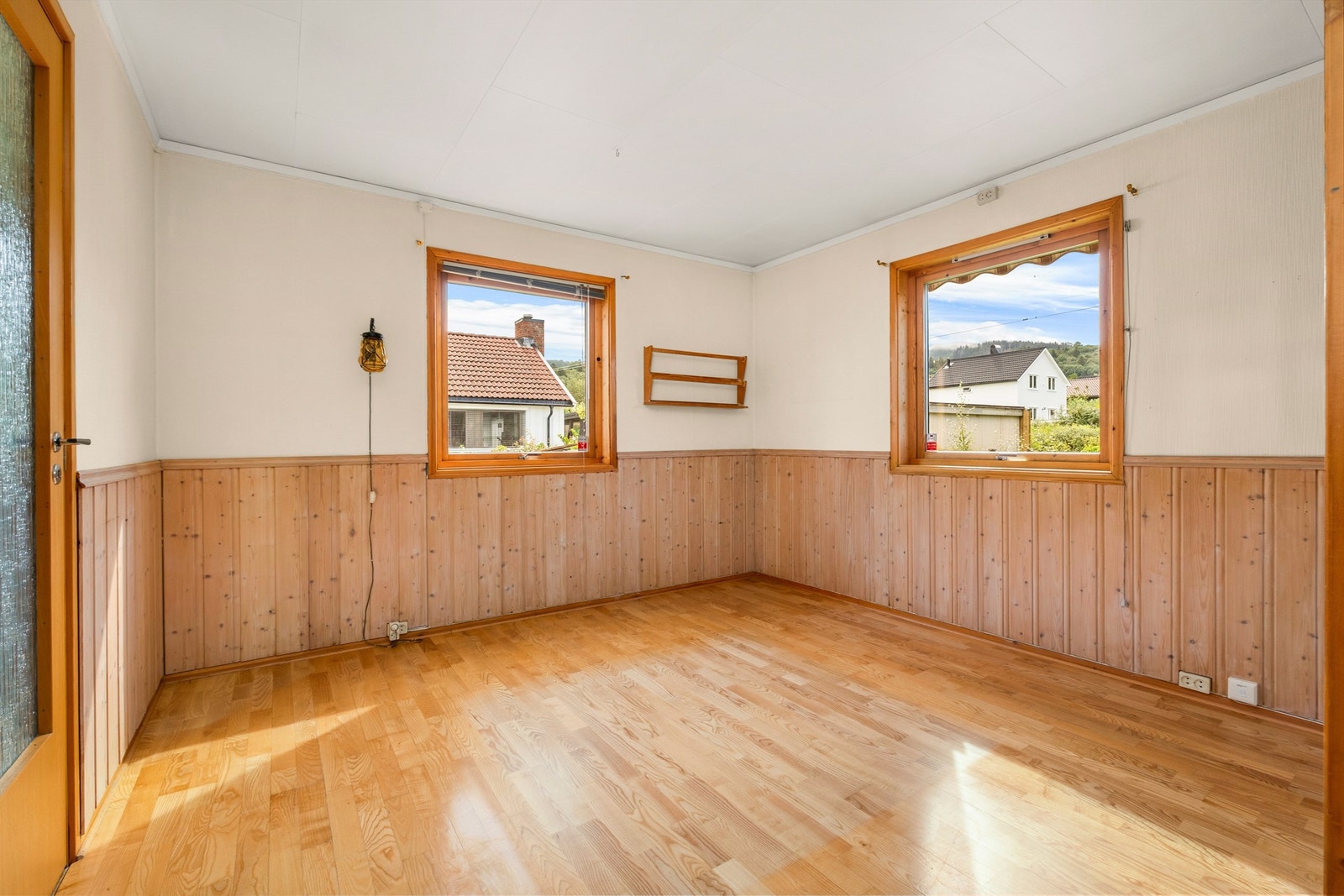 Fin stuedel med plass til spisebord og naturlig forbindelse mot kjøkkenet. Galleribilde