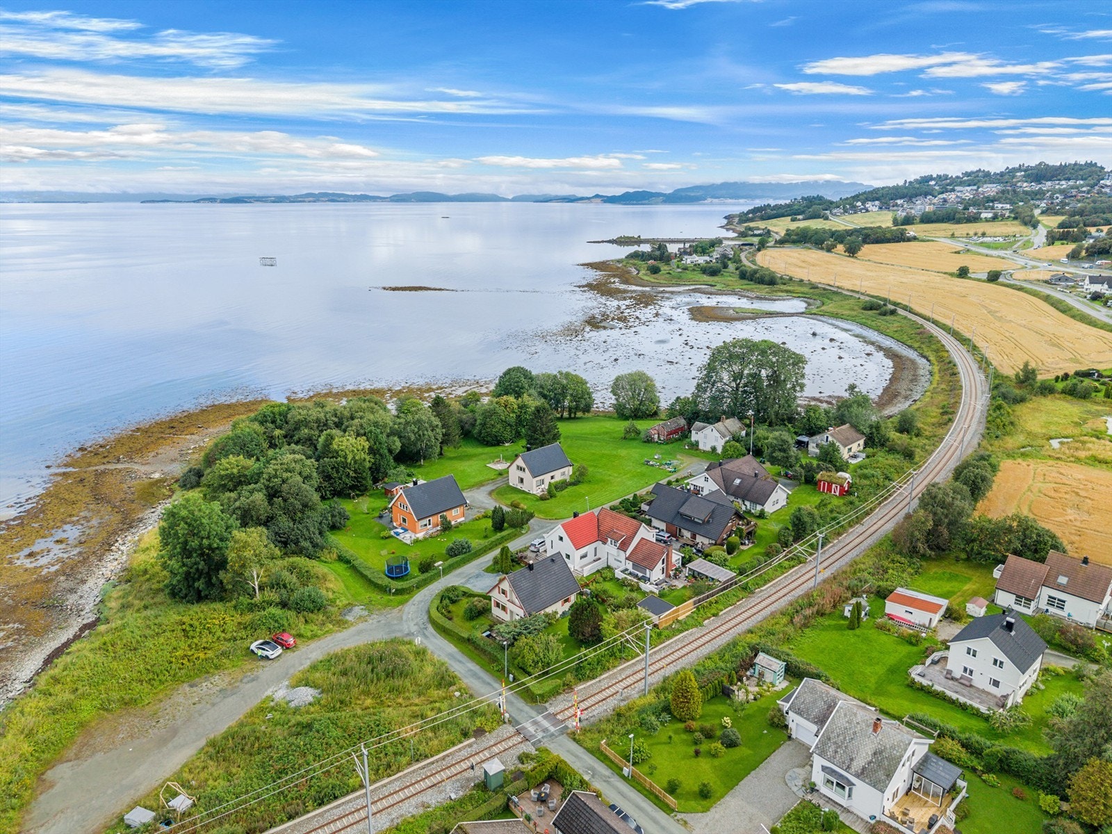 Fra eiendommen er det kort vei til Ladestien, som følger fjorden fra Lade og videre østover mot Grytbakkstranda og Være. Dette er en av Trondheims mest populære turveier og byr på flotte naturopplevelser gjennom hele året. Galleribilde
