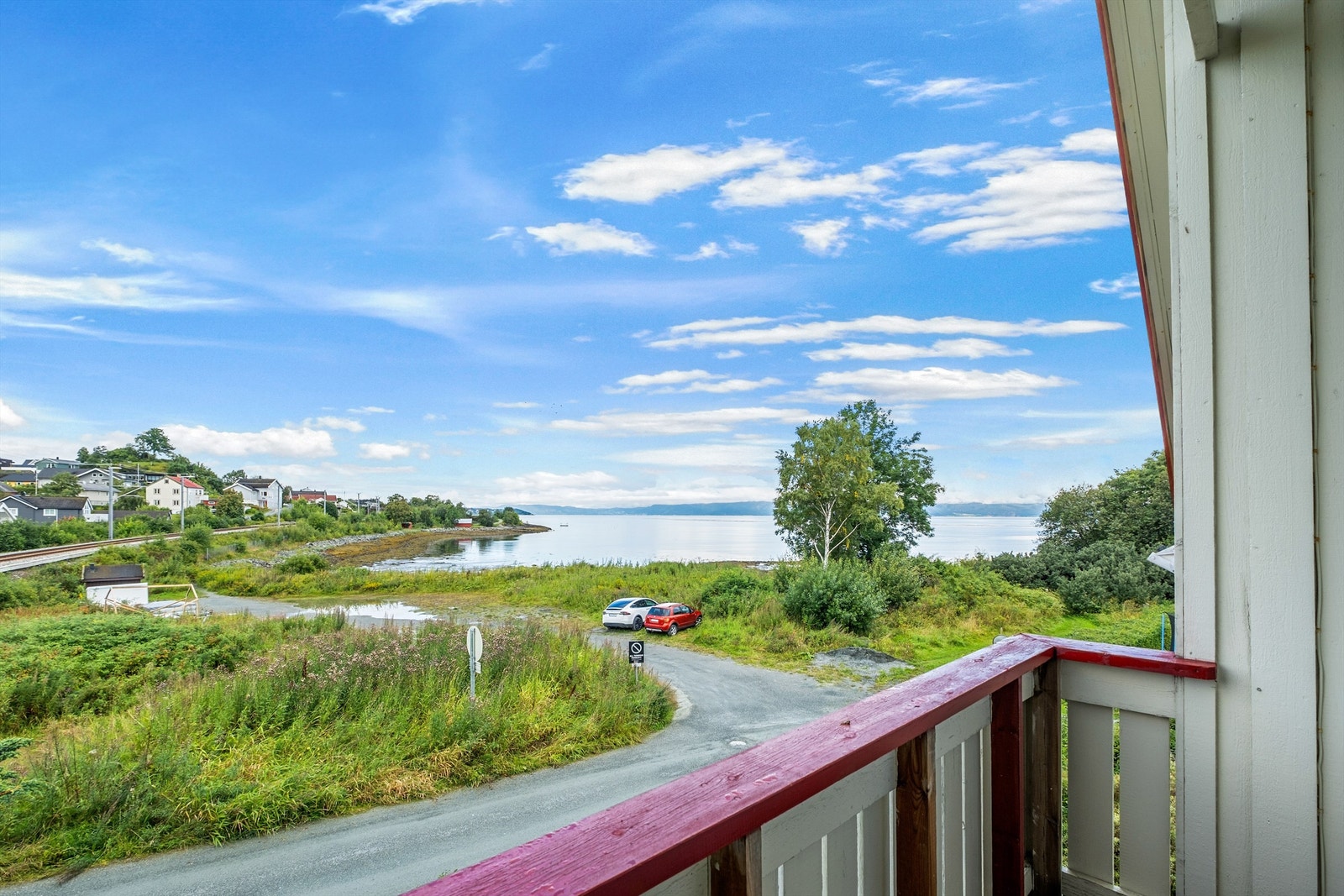 Fra balkongen kan du nyte en flott utsikt mot Trondheimsfjorden og omkringliggende områder. Galleribilde