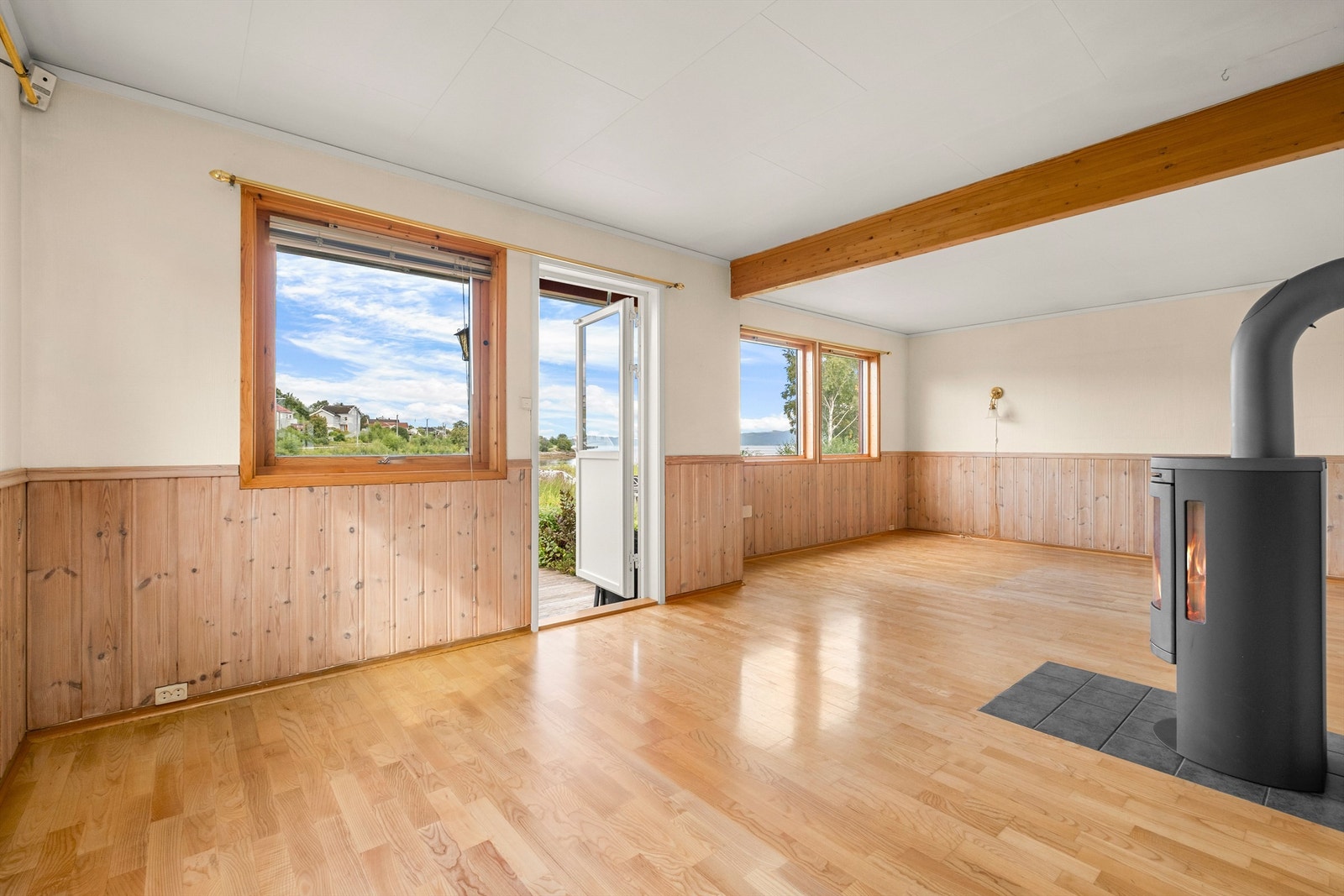 Fra stuen er det utgang til terrassen, samtidig som store vindusflater gir godt med dagslys og glimt av fjorden. Galleribilde