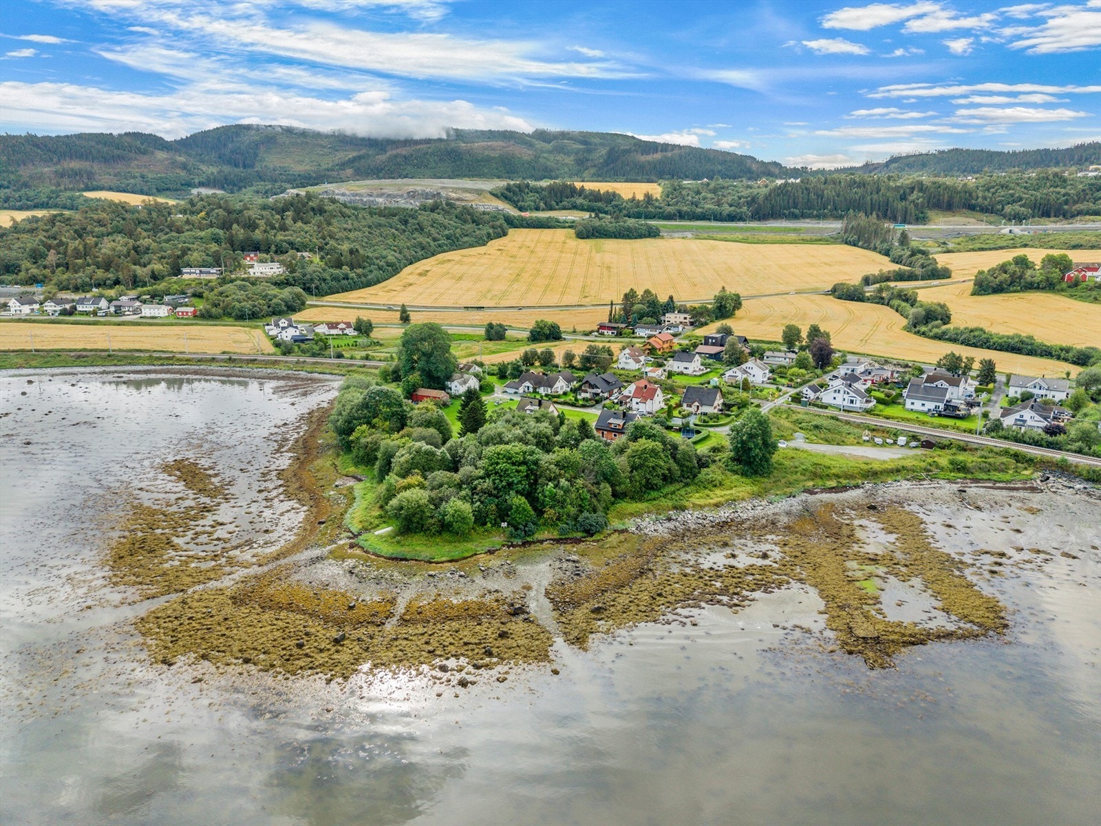 Området byr på en fin kombinasjon av sjø, grøntområder og landlige omgivelser, samtidig som Trondheim er lett tilgjengelig. Galleribilde