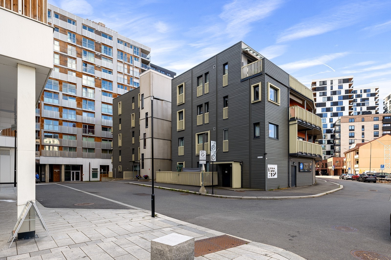 Leiligheten ligger i Lillestrøm sentrum med umiddelbar nærhet til offentlig kommunikasjon og byens fasiliteter. Galleribilde