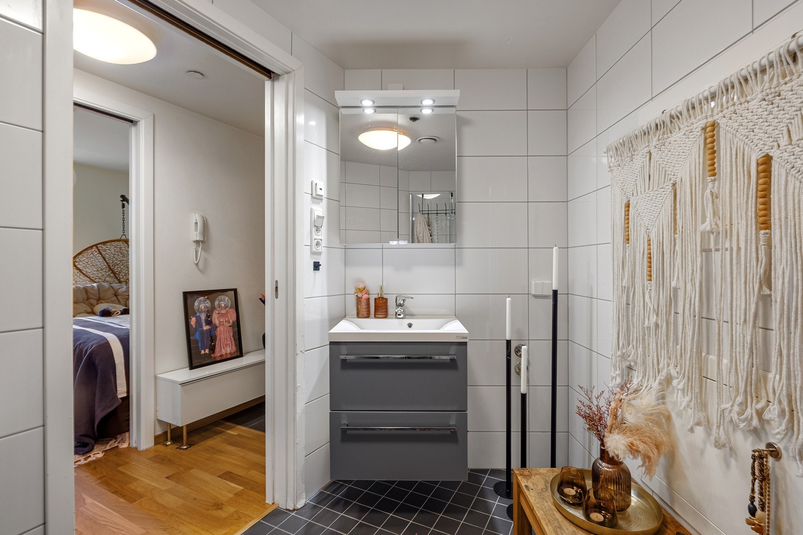 Baderomsinnredningen består av toalett, dusjhjørne med innfellbare glassdører, servant, speilskap med belysning og opplegg for vaskemaskin. Galleribilde