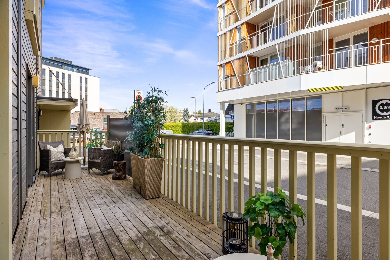 Fra stuen har du adkomst til en romslig markterrasse, med plass til utemøblement i flere soner. Galleribilde