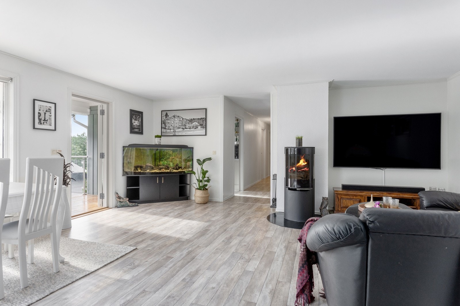 Boligen har en stor og innbydende stue med flott lysinnslipp fra vinduer mot tre forskjellige himmelretninger. Galleribilde