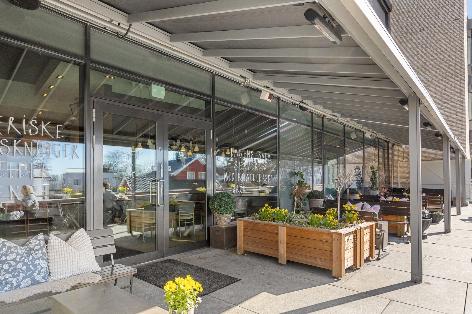 Solrik terrasse på Baker Hansen Galleribilde