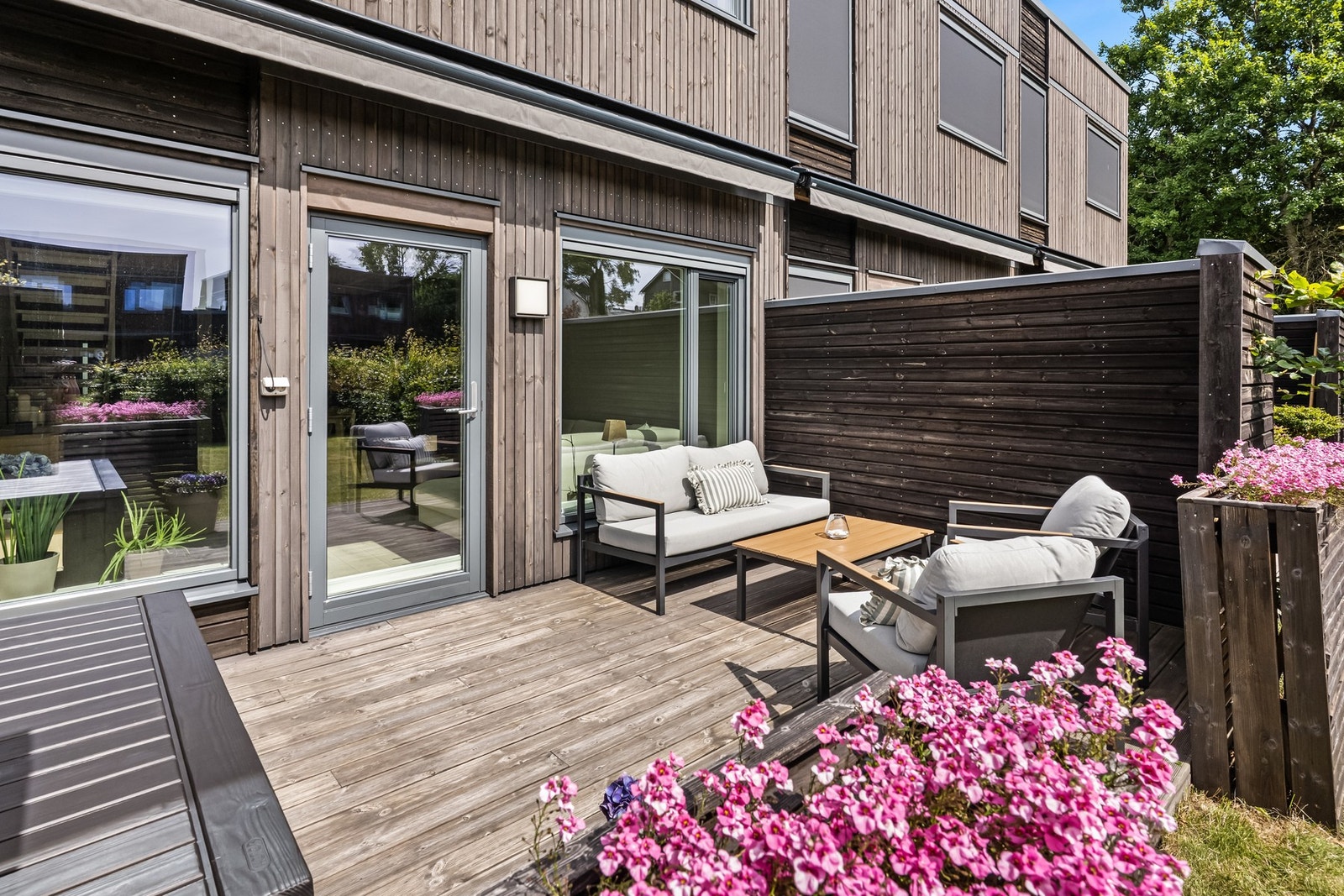 Fra stuen er det utgang til en terrasse på 15 kvm. Galleribilde