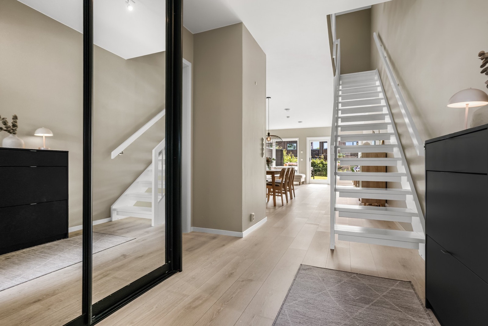 Entréen har gode oppbevaringsmuligheter i en plassbygd skyvedørsgarderobe. Galleribilde