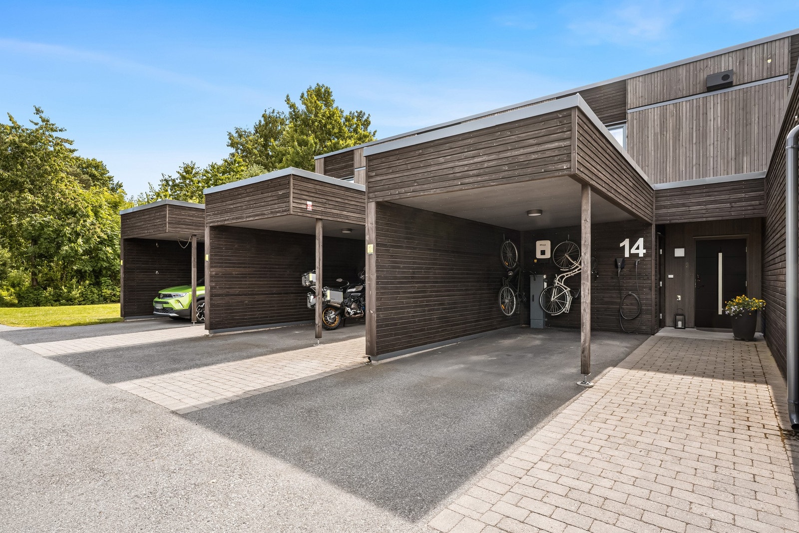 Gårdsplassen er opparbeidet med en kombinasjon av belegningsstein og asfalt. Galleribilde