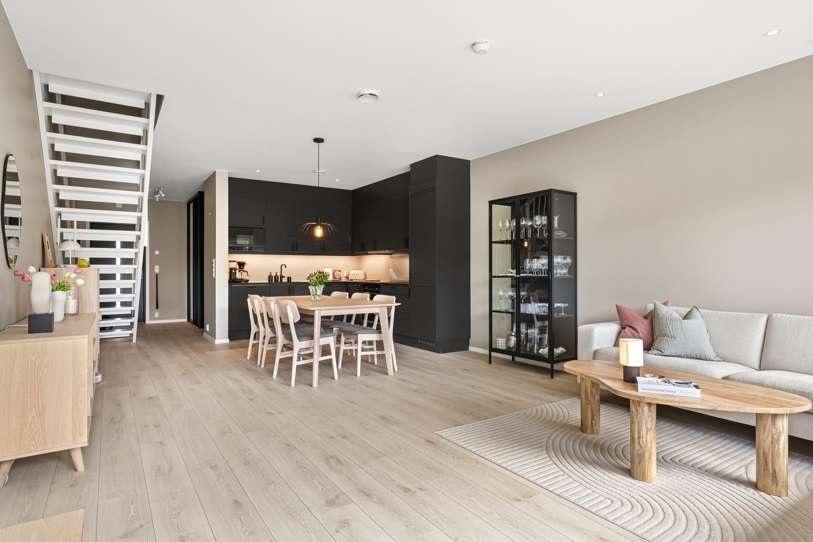 Boligen varmes opp med vannbåren gulvvarme, og er i tillegg utstyrt med balansert ventilasjon og solcelleanlegg. Galleribilde