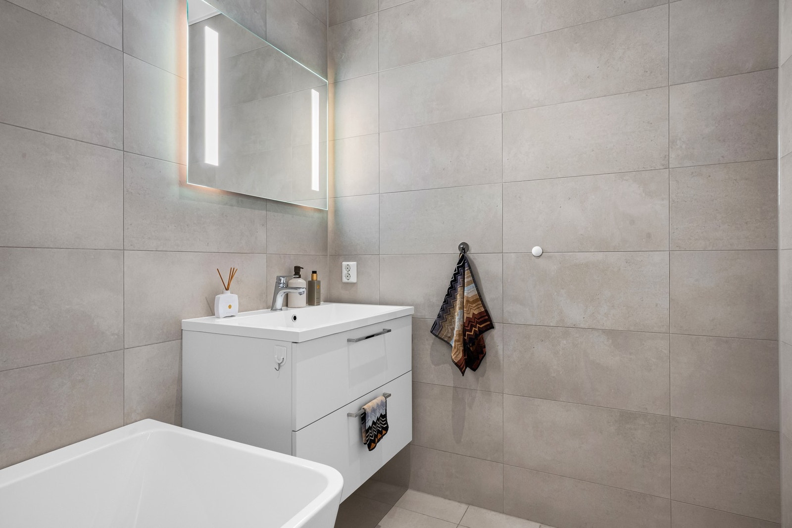 Badet har keramiske fliser på vegger og gulv, malt himling og vannbåren gulvvarme. Galleribilde