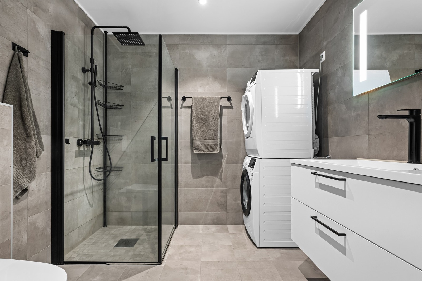 Badet i 2.etasje har opplegg for vaskemaskin. Galleribilde