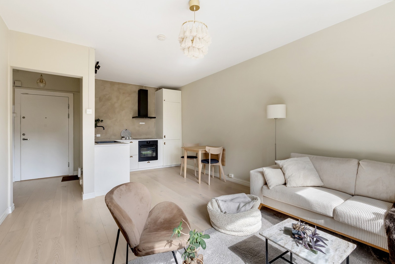 Romslig stue med god plass til sittegruppe og spisegruppe. Galleribilde