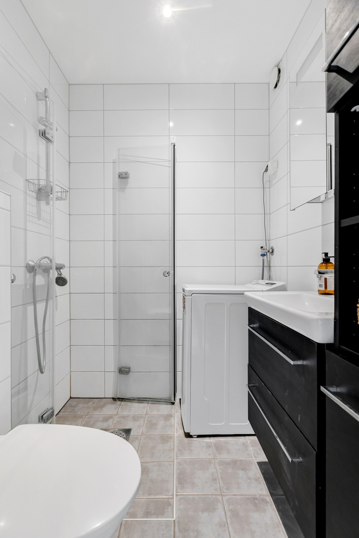 Praktisk bad med varmekabler og opplegg for vaskemaskin. Galleribilde