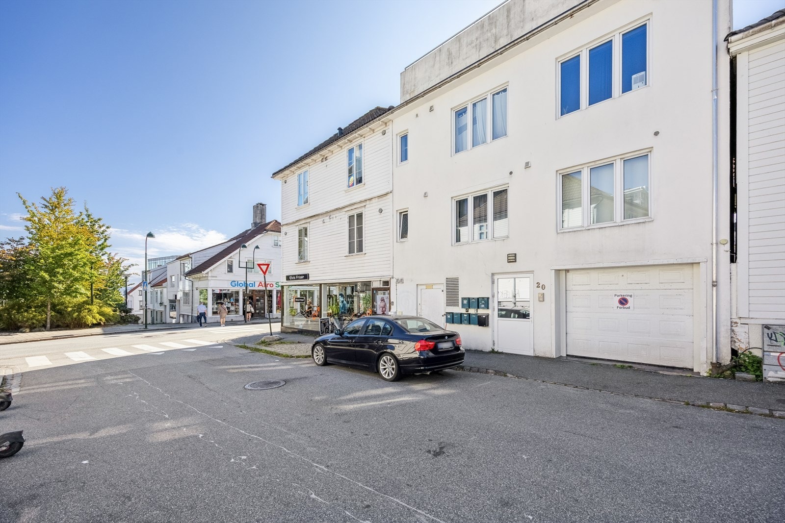 Du kan få tatt en hårklipp rett utenfor dørstokken, velge mellom flere takeaway-steder i nærområdet eller rusle til sentrum på få minutter. Det anbefales også å besøke populære møteplasser som Matmagasinet og Lervig Local, som ligger kort vei unna. Galleribilde