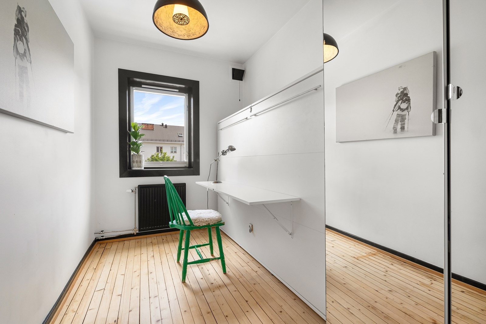 Den plassbesparende og smarte løsningen med kombinert seng og skrivebord følger med i handelen. Galleribilde