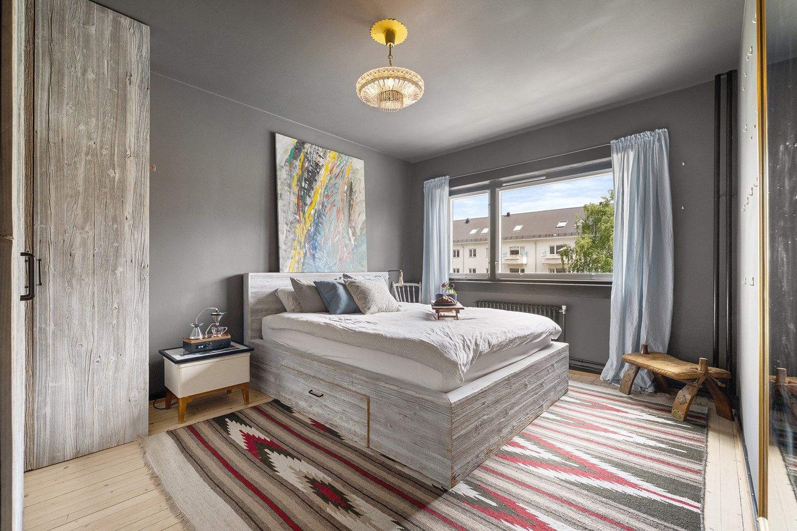 Leiligheten har to fine soverom som vender mot rolig bakgård. Galleribilde