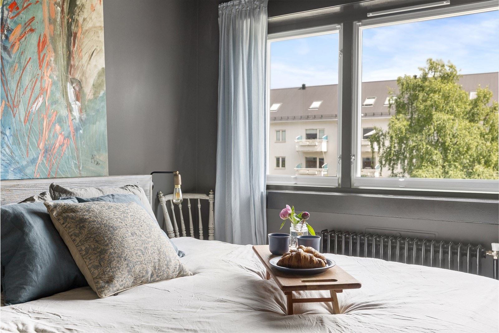 Hovedsoverommet er romslig med plass til dobbeltseng, nattbord og øvrig møblement. Galleribilde