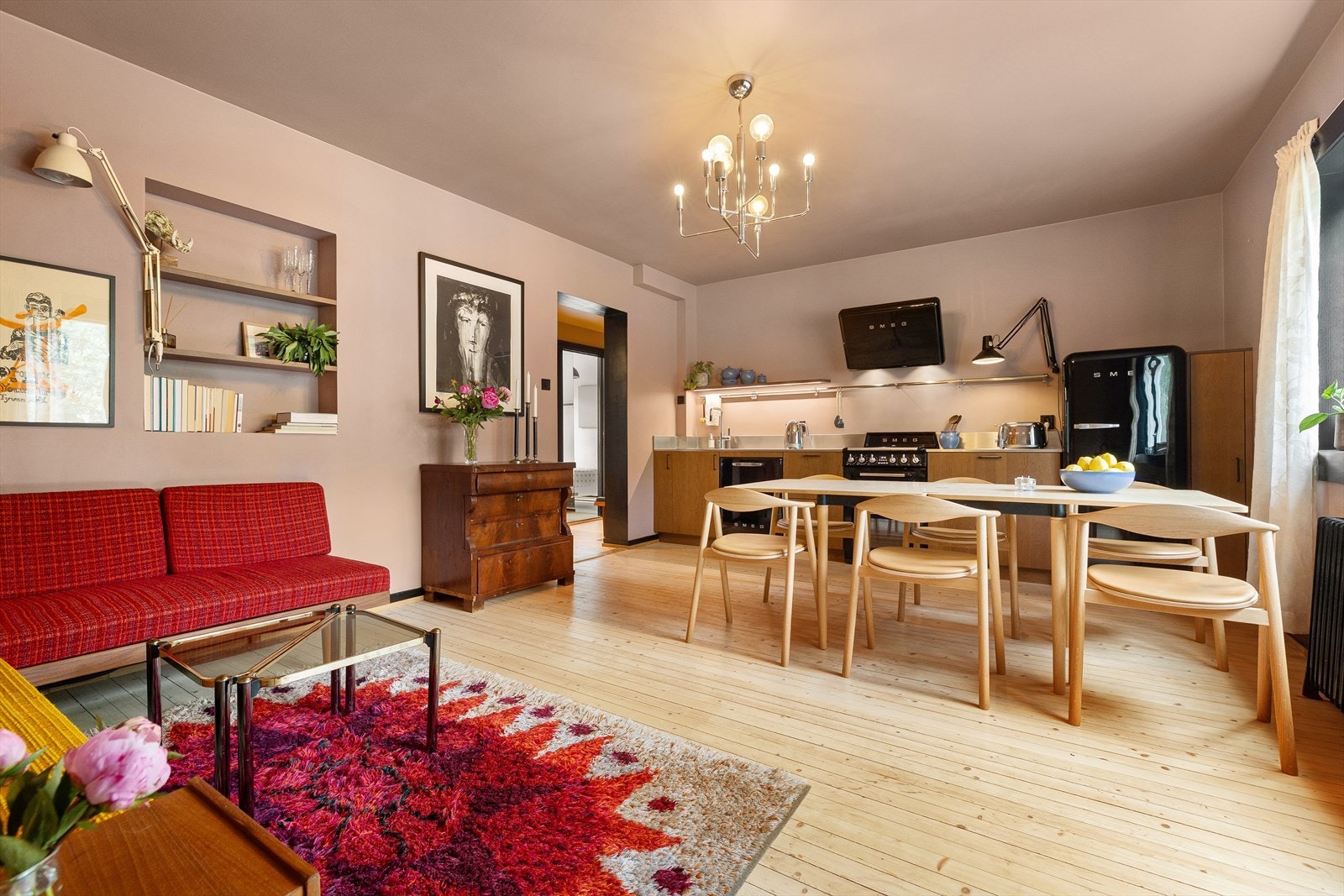 Her er det plass til både sofagruppe med tilhørende møblement og spisebord. Galleribilde