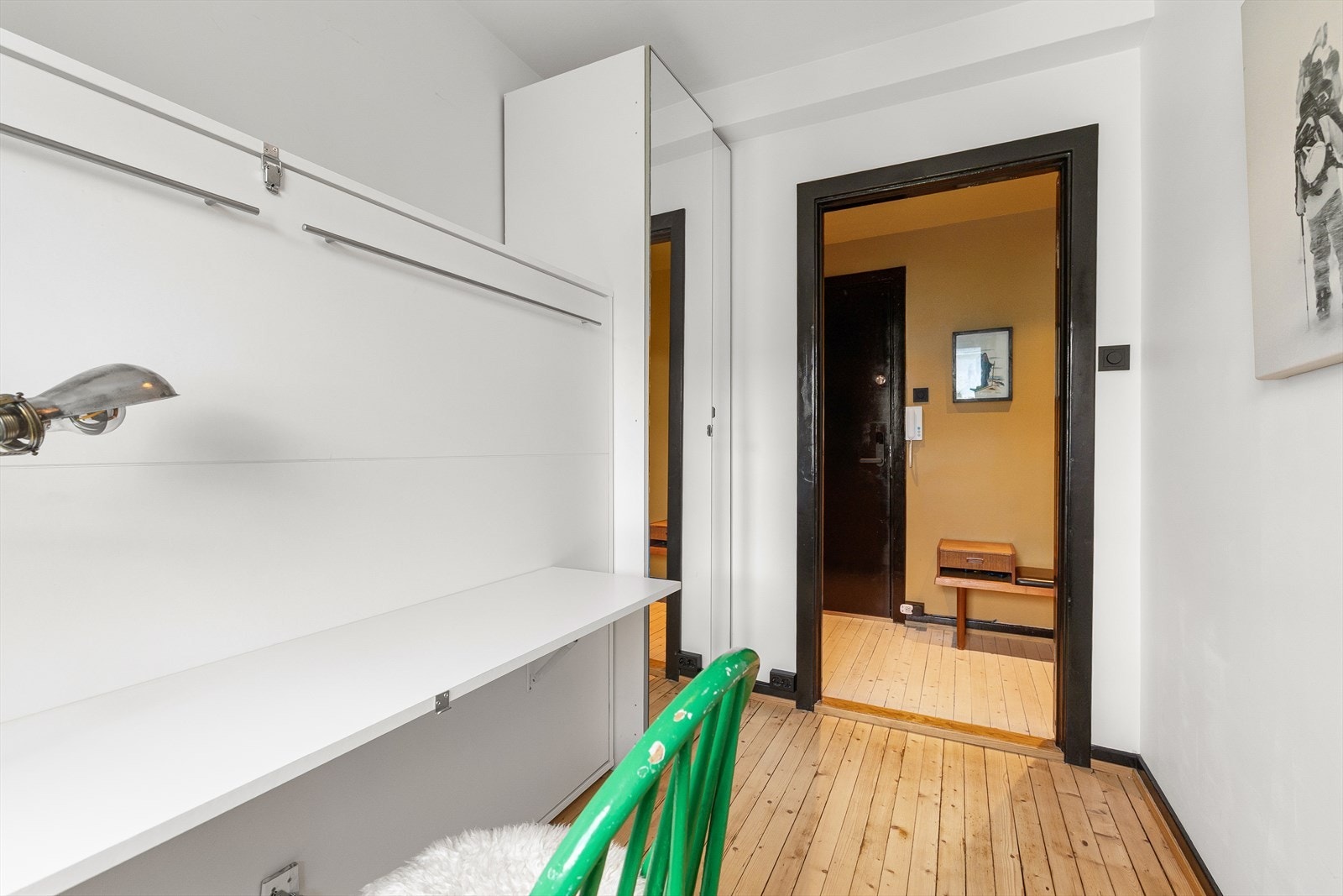Det er oppbevaringsplass i garderobeskapet. Galleribilde