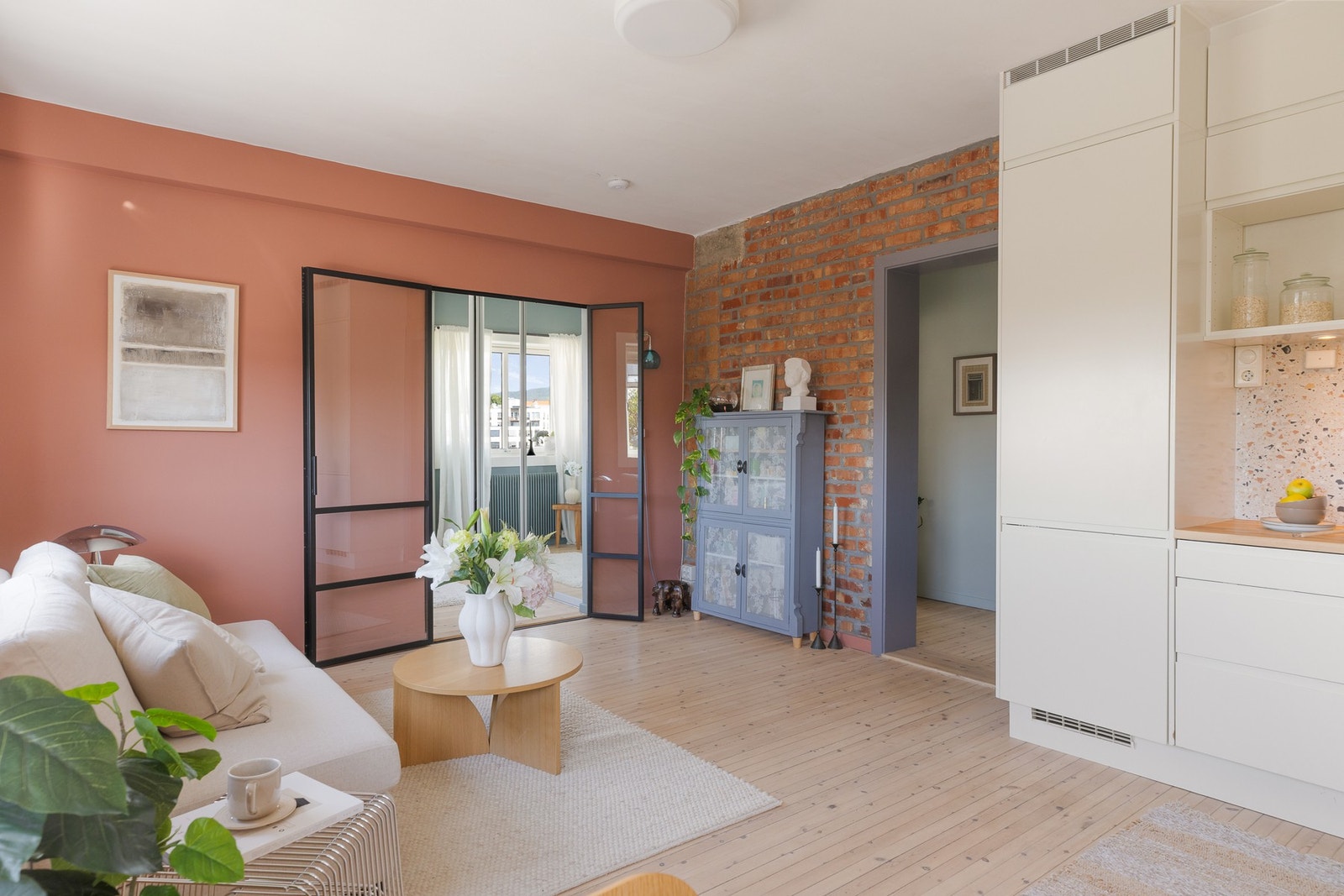 Mellom stuen og det ene soverommet finner du en flott tofløyet smijernsdør med glass - en elegant detalj som tilfører boligen særpreg og karakter. Galleribilde