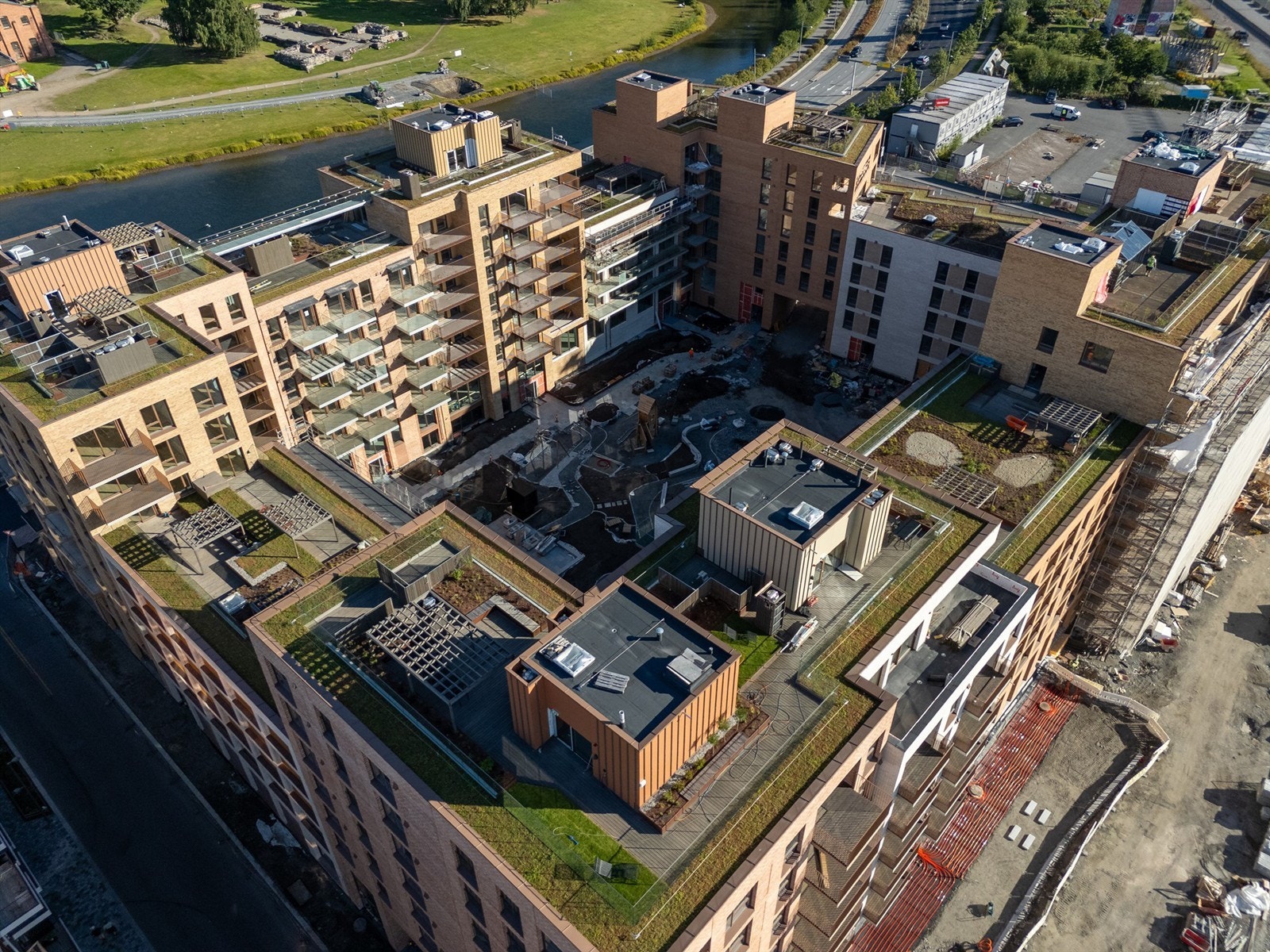 Det indre gårdsrommet blir et frodig og sosialt byhage-miljø, utformet for å gi beboerne et grønt pusterom midt i byen. Galleribilde