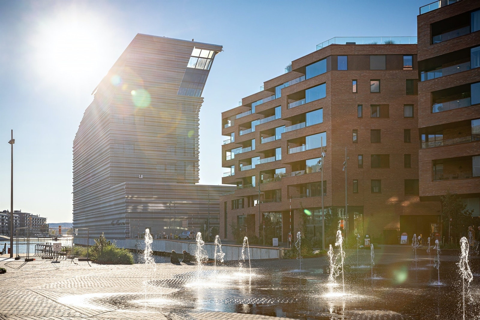 Nabolaget | Stasjonsallmenningen strekker seg fra fjorden, gjennom Bjørvika og Barcode og opp til Akrobaten bro. Det 45 meter brede torget lengst syd, grenser mot fjorden og er et generøst og hyggelig byrom og møteplass som inviterer til byliv. Galleribilde