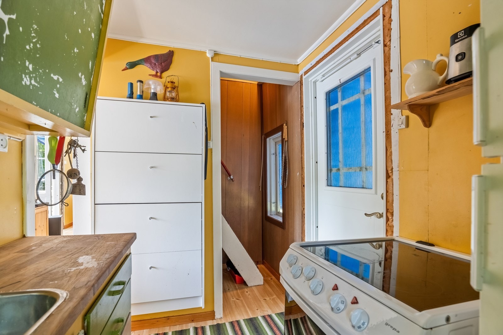 En innvendig tretrapp av typen hemsetrapp leder opp til andre etasje. Galleribilde